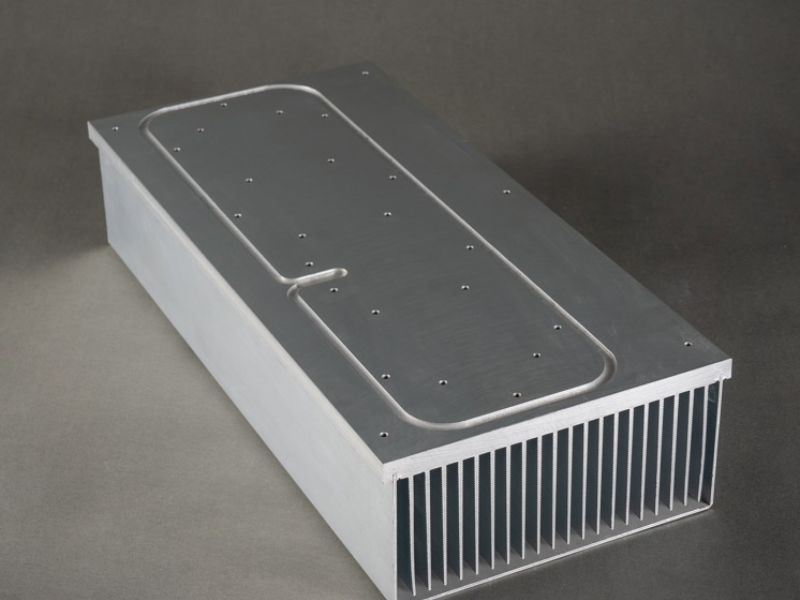 CNC machined flat base extruded aluminum heat sink for precise TIM application