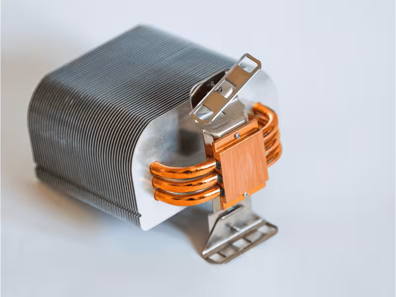 A CPU heat sink with copper heat pipes and aluminum cooling fins.